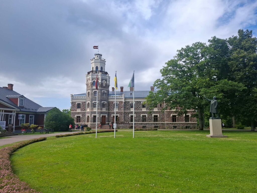Sigulda pałac od strony folwarku